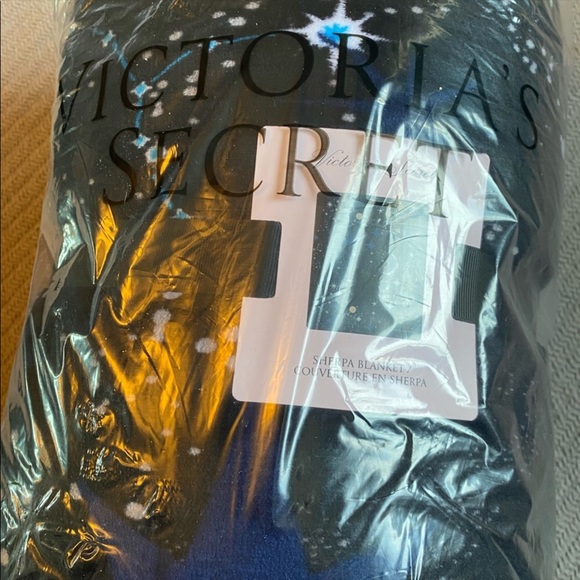 Victoria Secret Sherpa Blanket🎈Last one 1 🎈 - Picture 5 of 5